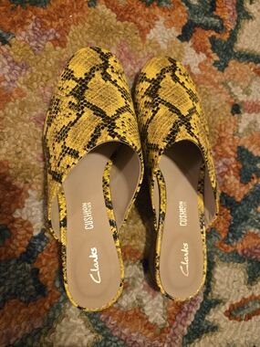 Clarks Women’s Yellow Snake-Print Slip-On Flats US 6